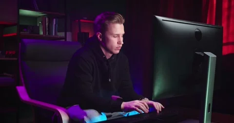 A young man is typing on a computer Видео 174725445