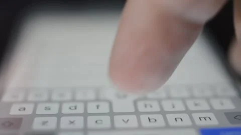 Young man typing on iphone device in a night dark blur background. Vidéo 254068132