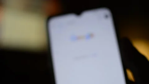 Young man use google app on his phone, internet smartphone communication 库存影片 170427823