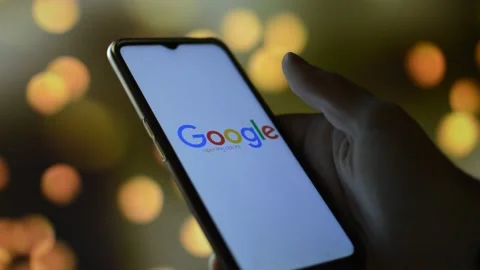 Young man use google internet on his smartphone. phone google app Vidéo 171475033