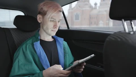 Young man use graphic tablet in a taxi Vidéo 194142092