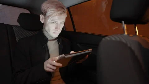 Young man use graphic tablet in a taxi Vidéo 194142681