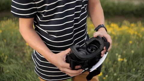 The young man uses the helmet of virtual reality for the first time.View images Vídeo Stock 92281564