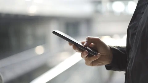Young man using apps on a touchscreen smartphone - Concept for using technology Vidéo 114055434
