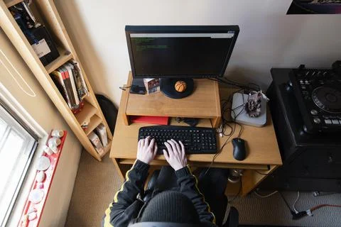 Young man using computer in bedroom Foto stock