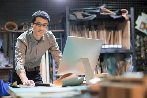 Young man using computer in studio Foto stock