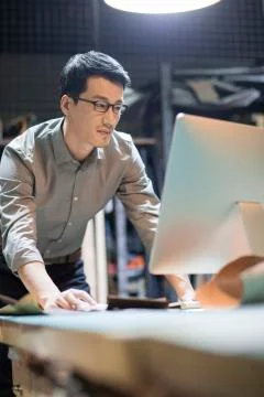 Young man using computer in studio Foto stock