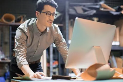 Young man using computer in studio Foto stock