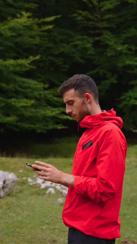 Young man using gps application in the forest. Video stock 283288653