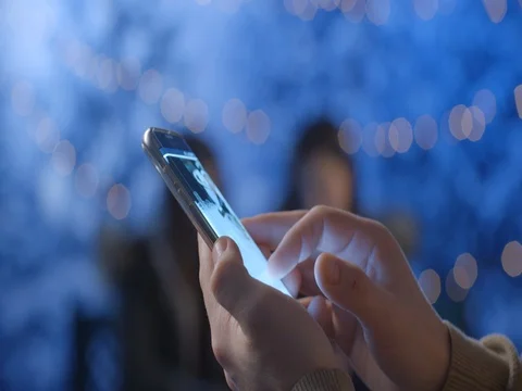 Young man using his phone 库存影片 85011961