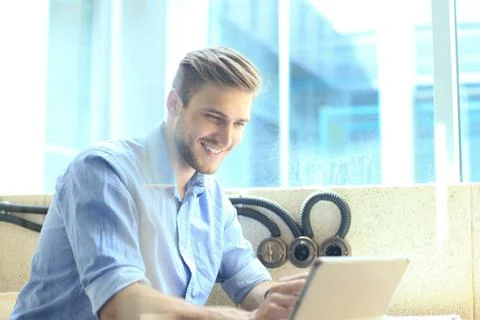 Young man using his tablet in the office. Foto stock