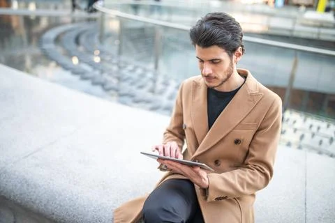 Young man using his tablet outdoor Fotos de archivo