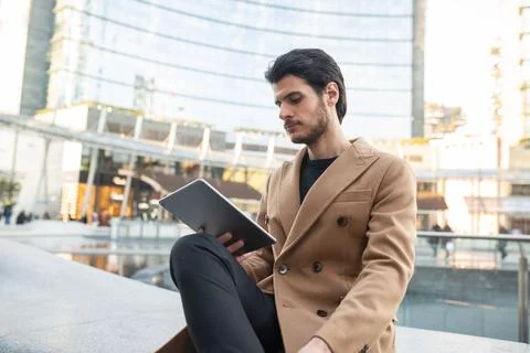 Young man using his tablet outdoor Stockfoto's