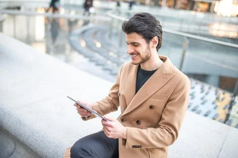 Young man using his tablet outdoor Stockfoto's