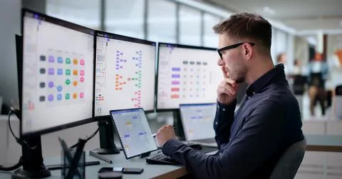 Young Man Using Laptop To Create Digital Customer Journey Map Workflow. Stock-Fotos