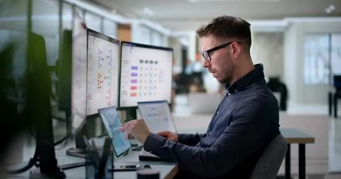 Young Man Using Laptop To Create Digital Customer Journey Map For Business. Foto stock