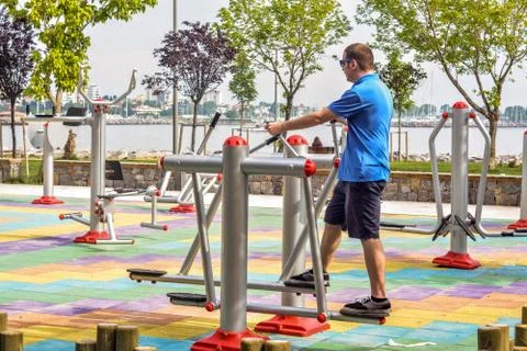 Young man is using running equipment in the park with a sea background. Foto stock