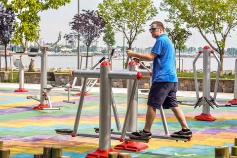 Young man is using running equipment in the park with a sea background. Foto stock