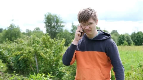 Young man using smartphone outside Vídeos de archivo 152279450