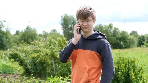 Young man using smartphone outside Vídeos de archivo 152279572