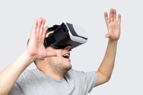 Young man using vr headset, experiencing virtual reality Foto stock
