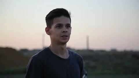 Young man vaping outdoors in the evening  2 库存影片 94442467
