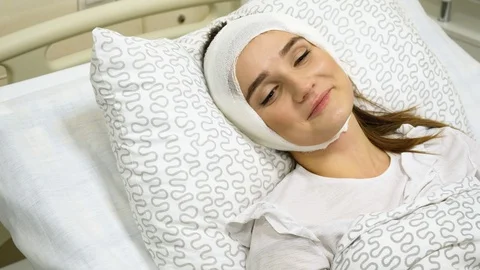 Young man visiting his beautiful girlfriend in hospital. 4K 動画素材 122668340