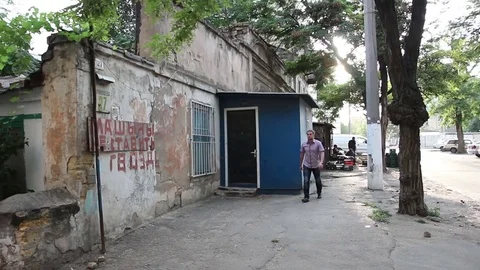 Young man walking in city 動画素材 82720984