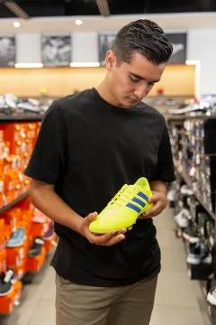 Young man walking in the store Foto stock