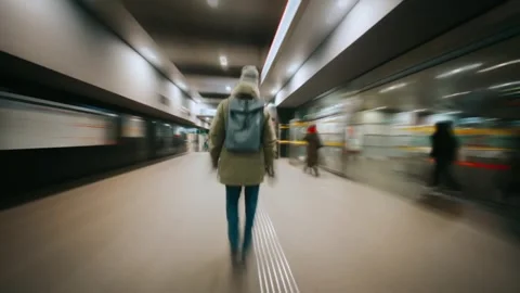 Young Man Walking Through Modern Metro Station Hyperlapse Vidéo 335188443