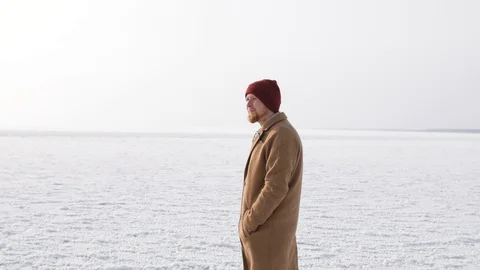 A young man walks on the ice in winter Vídeos de archivo 101317522