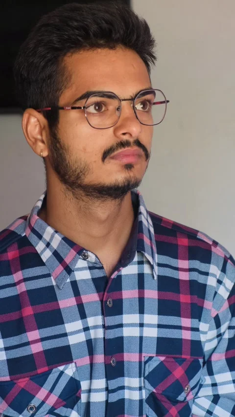 Young Man Wearing Glasses Looking Around Confidently Vídeo Stock 332655217