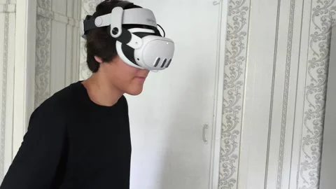 Young man wearing VR glasses interacting with 3d objects in augmented virtual Vídeos de archivo 313187103