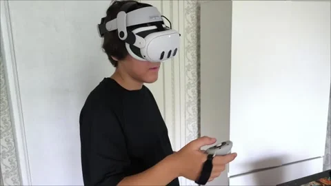 Young man wearing VR glasses interacting with 3d objects in augmented virtual Vídeo Stock 313187676