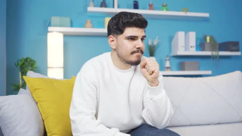 Young man who doesn't solve his problem. Vidéo 236221913