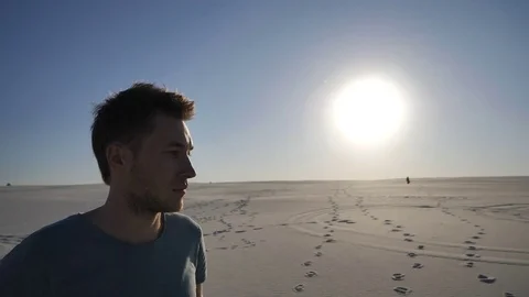 Young man with wide open arms on desert enjoying sunny day Vídeos de archivo 83602836