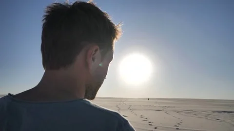Young man with wide open arms on desert enjoying sunny day Vídeos de archivo 83602938