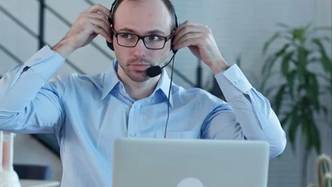Young man working in a call centre Vídeo Stock 113182667