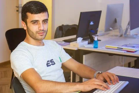 Young man working on computer in office Stockfoto's
