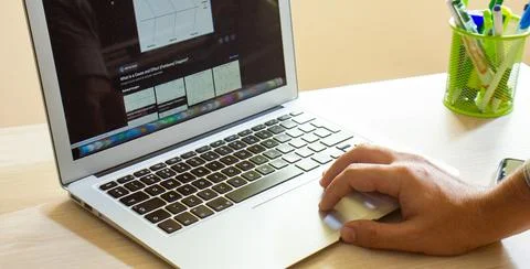 Young man working on computer in office Stockfoto's