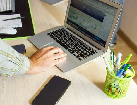 Young man working on computer in office Stockfoto's