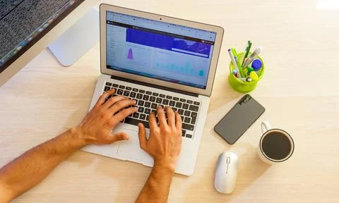 Young man working on computer in office Stockfoto's