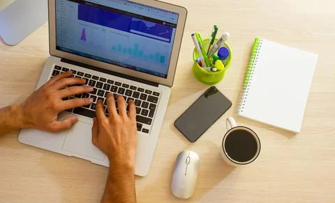 Young man working on computer in office Stockfoto's