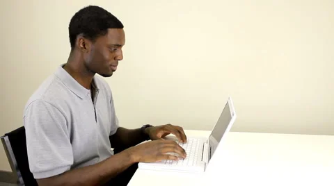 Young man working on laptop Vídeo Stock 974817