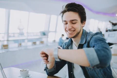 Young man working on a macbook or laptop in cafe Stock Photos