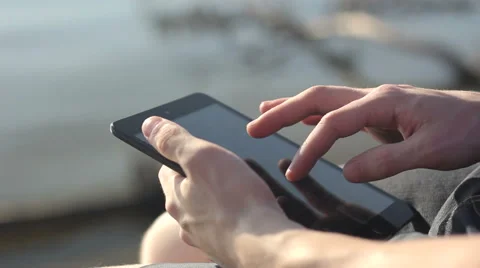 Young man working outdoors with tablet. Vidéo 55336292