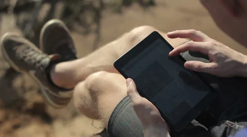 Young man working outdoors with tablet. Vidéo 55336428