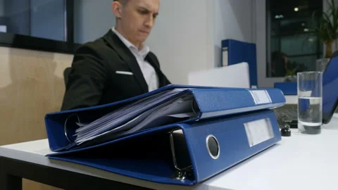 Young man working with papers in office 库存影片 105791472