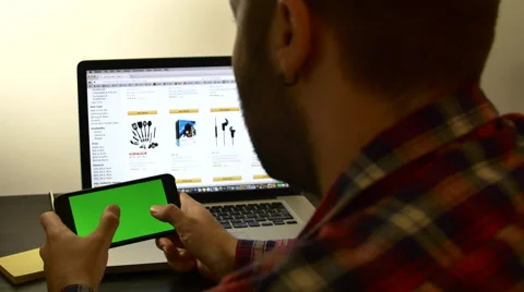Young Man Writing A Message Or An E-Mail On His Smatphone With Green Screen Vídeos de archivo 64045071