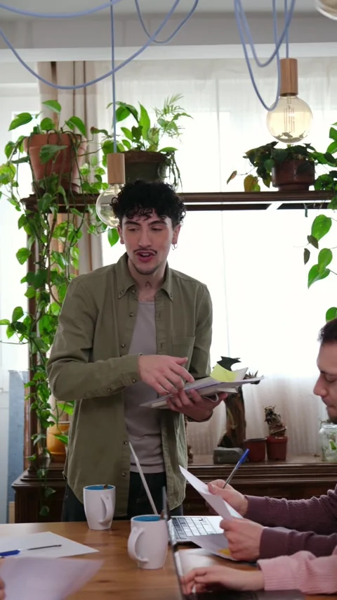 Young manager distributing documents during a team meeting Vídeo Stock 329467341
